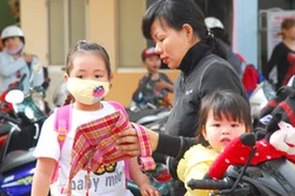 Méo mặt trông con nghỉ Tết