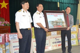 Thăm và tặng quà cán bộ, chiến sỹ, đảo Trường Sa Lớn