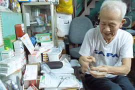 Khám bệnh trong lúc xếp hàng chờ lĩnh lương