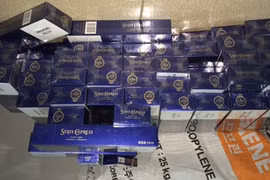 Nữ “xe ôm” vận chuyển thuốc lá “lậu”