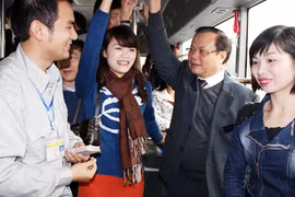 Bí thư Thành ủy Hà Nội đi xe buýt