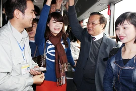 Bí thư Thành ủy Hà Nội đi xe buýt