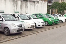 Xử lý nhiều xe taxi dừng đỗ trái phép