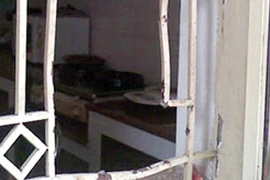 Trộm đột nhập dùng đèn khò phá cửa 