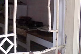 Trộm đột nhập dùng đèn khò phá cửa 