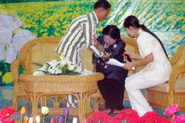 Những giọt nước mắt rơi xuống từ trại giam