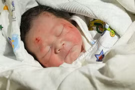 Mẹ tử vong vì tai nạn, con vẫn chào đời