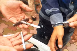 Dạo phố bằng xe gian, “găm” theo vam phá khóa 