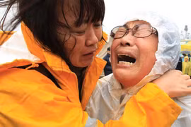 Vụ chìm phà thảm khốc tại Hàn Quốc: Hy vọng mong manh