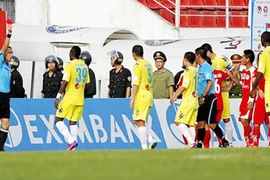 Tiền đạo Samson: “Họ chơi xấu tôi trước”