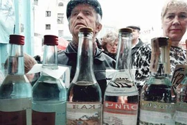 Nga: Gia tăng số người chết vì rượu “tự chế” ở chợ đen