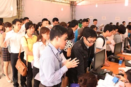 Xếp hàng nộp thuế