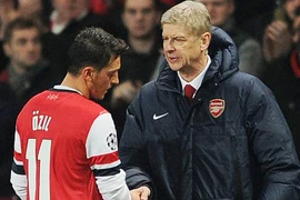 HLV Wenger: “Tôi muốn trả lại món hàng hớ Ozil”