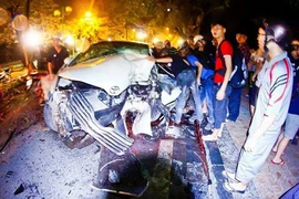 Ô tô Venza lao thẳng vào gốc cây