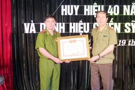 Trao Huy hiệu 40 năm tuổi Đảng cho Tư lệnh CSCĐ