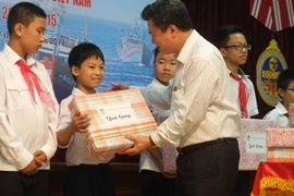 Nhớ bố ở hải đảo, con ở nhà gắng học thật tốt