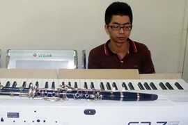 Sinh viên giao hưởng nẫng cả nhạc cụ của trường