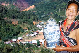 Rợn người nghe kể chuyện bị trừng phạt vì làm vỡ ché cổ linh thiêng