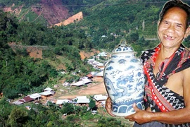 Rợn người nghe kể chuyện bị trừng phạt vì làm vỡ ché cổ linh thiêng