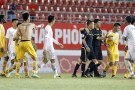 Trọng tài V-League mắc sai sót nghiêm trọng