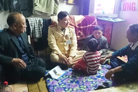 Giữa đêm khuya, tìm lại nhà cho cháu bé bị lạc