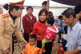 Ngày vui giữa bãi sông Hồng