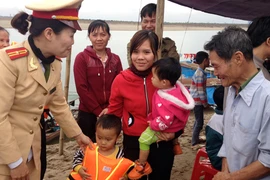 Ngày vui giữa bãi sông Hồng