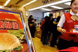 Dính bê bối thịt bẩn, chuỗi cửa hàng McDonald, KFC chao đảo