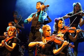 Đàn dây kết hợp đàn điện tử