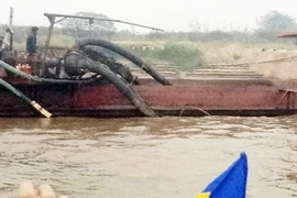 Bắt quả tang cát tặc sát cầu Nhật Tân