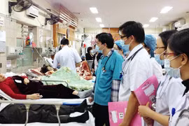 Ồ ạt nhập viện do ăn uống mất kiểm soát