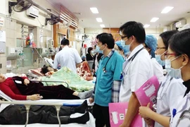 Ồ ạt nhập viện do ăn uống mất kiểm soát