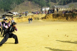 Đánh cù cùng người Mông