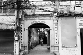 Cổng làng trong phố