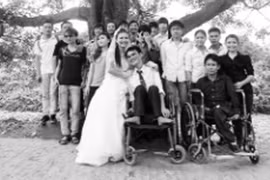 Chuyện tình của một cô gái xinh đẹp với chàng trai bị liệt cả hai chân