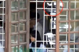 Cảnh cáo giám thị, khiển trách chủ tịch hội đồng thi