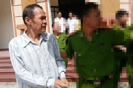 Gạ tình cháu bé hàng xóm, hứa cho đi làm “gái” 