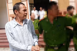 Gạ tình cháu bé hàng xóm, hứa cho đi làm “gái” 