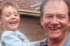 Chuyện xúc động về người cha 3 năm ròng đạp xe tìm con bị bắt cóc