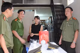 Thăm hỏi gia đình chiến sỹ Hải quân có hoàn cảnh khó khăn