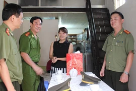 Thăm hỏi gia đình chiến sỹ Hải quân có hoàn cảnh khó khăn