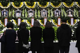 Học sinh buộc phao vào nhau khi phà Sewol chìm