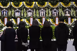 Học sinh buộc phao vào nhau khi phà Sewol chìm