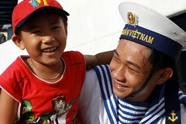 Chúc các chú có đủ sức mạnh ngăn chặn mọi ý đồ xâm lấn lãnh thổ