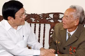 Chủ tịch nước Trương Tấn Sang thăm các gia đình chiến sĩ Điện Biên 