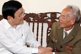 Chủ tịch nước Trương Tấn Sang thăm các gia đình chiến sĩ Điện Biên 