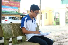 Thủ khoa lớn lên trong gian nhà vách đất