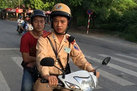 CSGT Hà Nội hết lòng giúp đỡ thí sinh gặp khó khăn