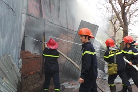 Kho hàng lớn giữa khu dân cư bốc hỏa 