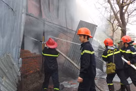 Kho hàng lớn giữa khu dân cư bốc hỏa 